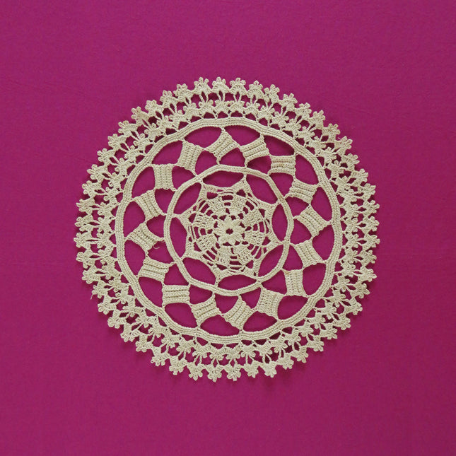 Spitze - Rundes Beiges Deko-Tischset 30cm