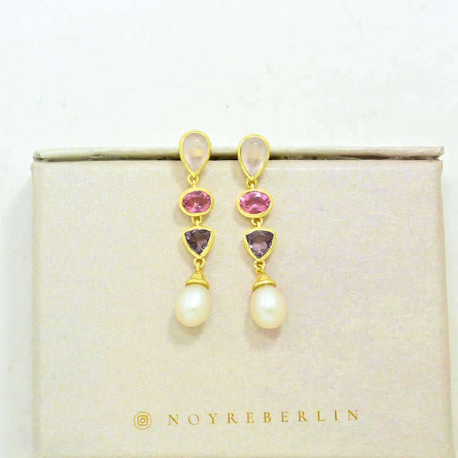 Griselda Ohrringe Gold Perle, Rhodolit & Rosé-Quarz - Schmuckoo x Noyre Berlin