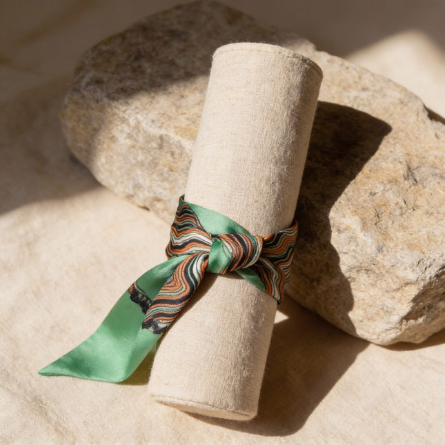 Bracelet en soie vert et brun 4cm de large, motif abstrait de tronc d'arbre, par horizons boutique.