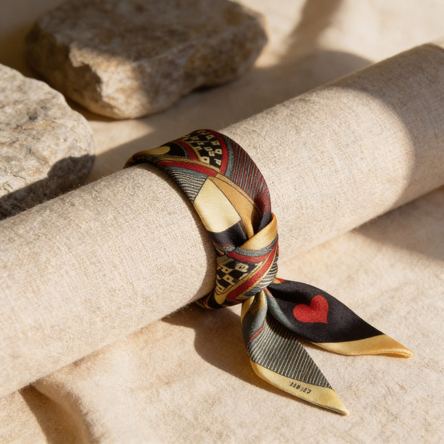Bracelet en soie étroite AN-NEE de 2 cm de large, motif Dame de Cœur nude, noir et rouge, fabrication française.
