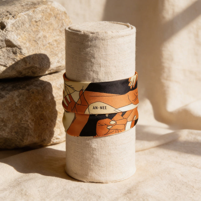 Bracelet en soie Jeux de Mains Nude d'horizons boutique, motif abstrait de mains, couleurs nude, beige et noir. Peut se nouer au poignet ou sur un sac.