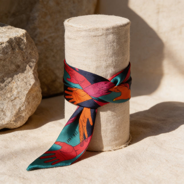 Bracelet Jeux de Mains Vert en twill de soie, 2 ou 4 cm de large, motif mains colorées sur fond bleu marine, vert, rouge et orange. Fabrication française.