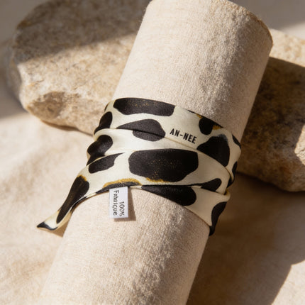 Bracelet en soie AN-NEE 2 cm de large avec motif léopard nude, beige et noir. Fabrication française.