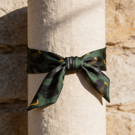 Bracelet en soie vert foncé et noir motif léopard, 4cm de large, noué en nœud. Fabrication française.