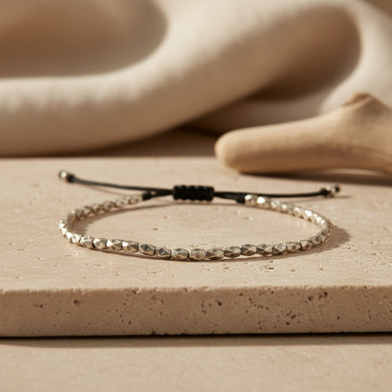 Bracelet fin argent tissé main LeJu pour homme, avec perles d'argent et cordon noir ajustable. Style simple et élégant.