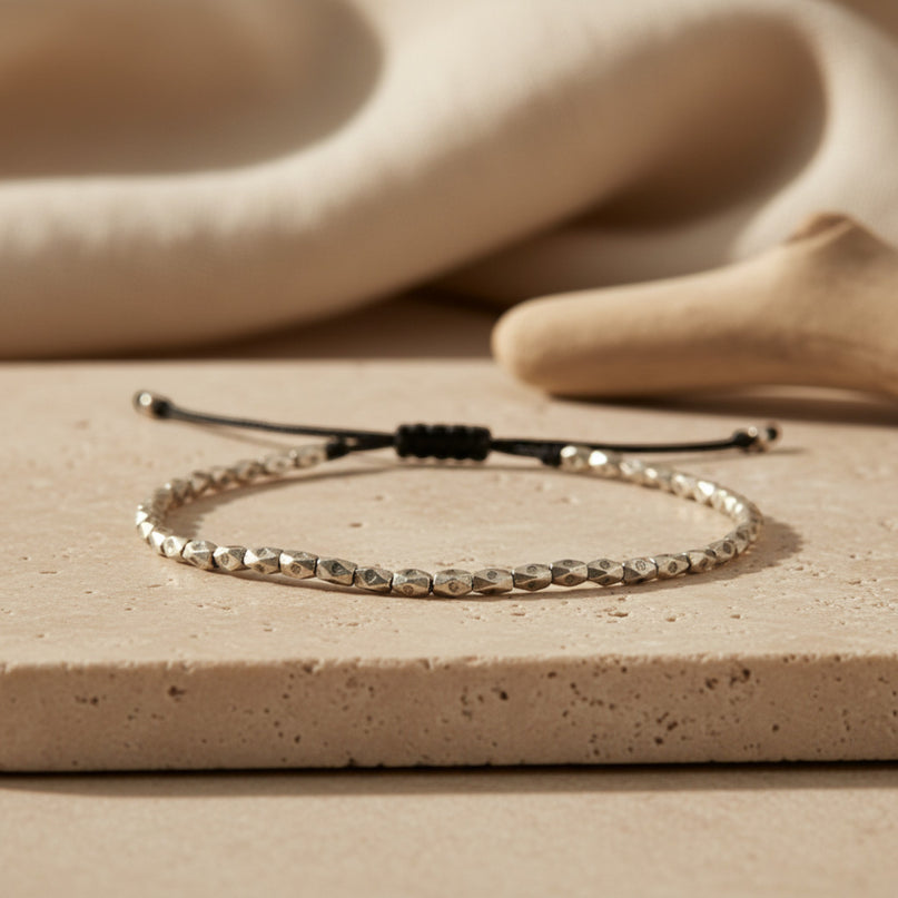 Bracelet fin argent tissé main LeJu pour homme, avec perles d'argent et cordon noir ajustable. Style simple et élégant.