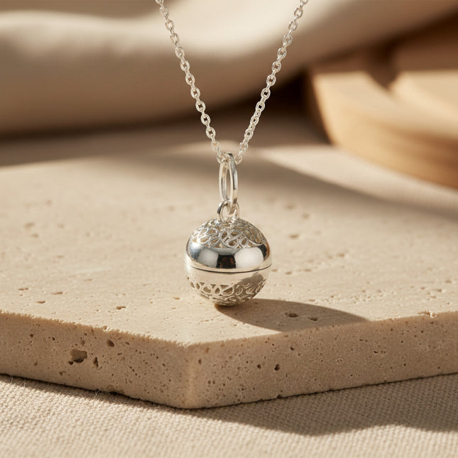 Pendentif boule filigrane argent sterling 925 poli, s'ouvre pour y glisser un vœu ou un cristal. Bijou Cahana par horizons boutique.
