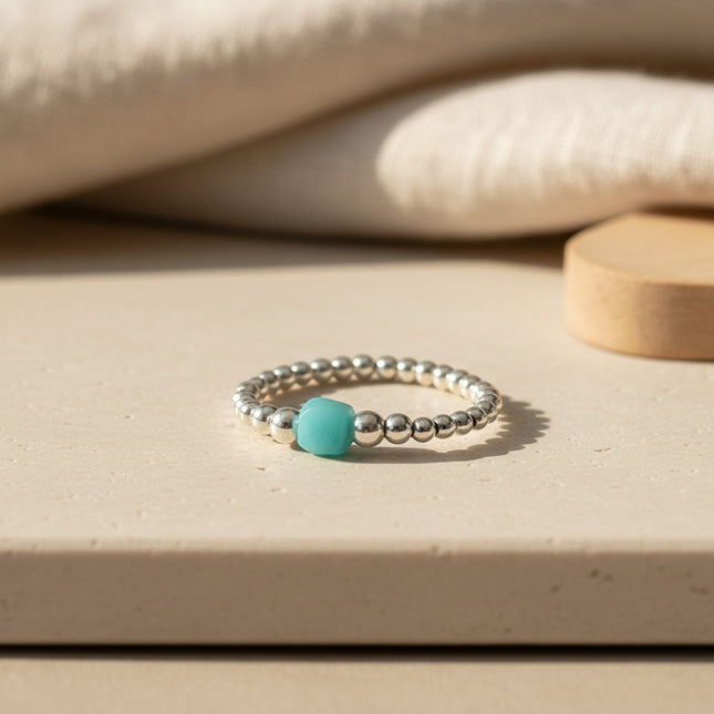 Bague flexible en argent avec billes et une pierre carrée bleu turquoise, style minimaliste, fabrication artisanale LeJu.