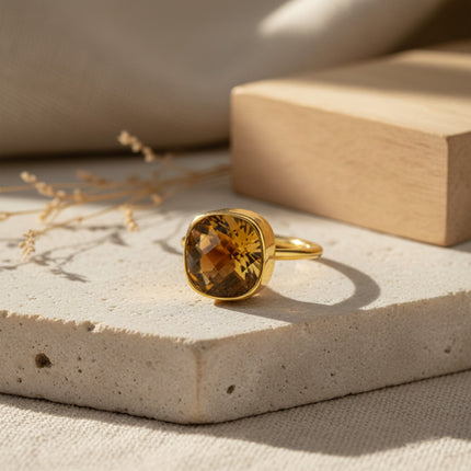 Bague horizons boutique en argent sterling 925 plaqué or 18 carats avec une citrine carrée de 12 mm taille coussin.