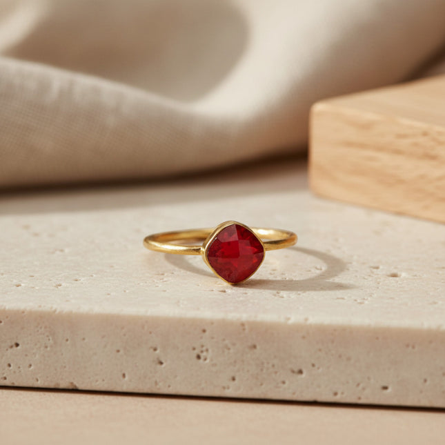 Bague Harlekin Orange de Horizons Boutique en argent sterling 925 plaqué or 18 carats avec une pierre de cornaline rouge taille coussin.