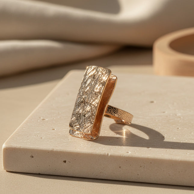 Bague réglable en or rose 24 carats avec deux grands écussons texturés superposés, fabrication artisanale grecque par Catherine Bijoux.