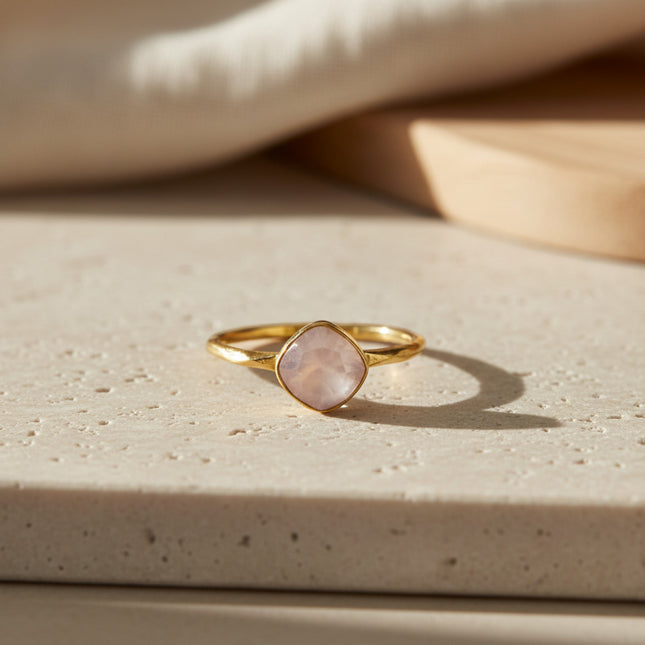 Bague Harlekin Rose de Cahana en argent sterling 925 plaqué or 18 carats avec un cristal de quartz rose taille coussin.