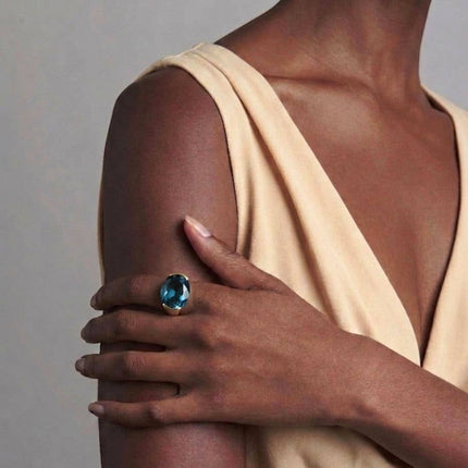 Bague Amari horizons boutique en laiton plaqué or 18 carats avec une grande pierre iolite bleue taillée