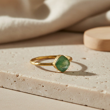 Bague Harlekin Jade Horizons Boutique en argent sterling 925 plaqué or 18 carats avec une pierre de jade verte taille coussin.
