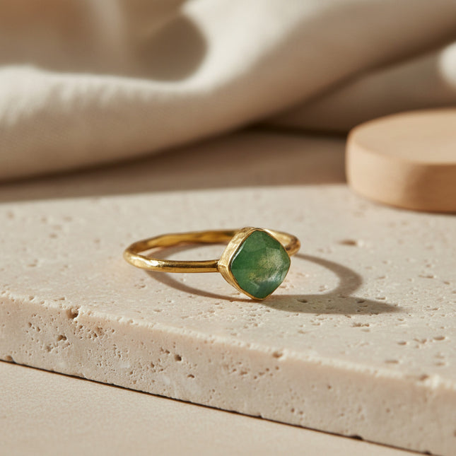 Bague Harlekin Jade Horizons Boutique en argent sterling 925 plaqué or 18 carats avec une pierre de jade verte taille coussin.