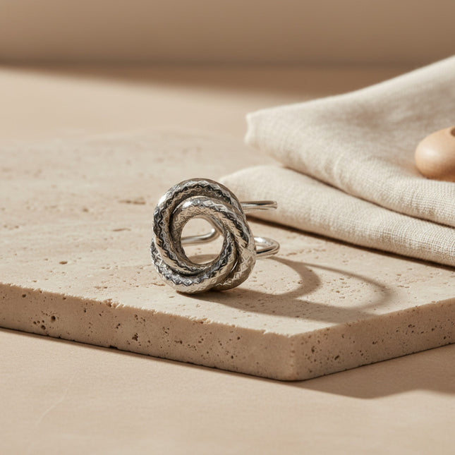 Bague nœud torsadé en argent, réglable, fabrication artisanale grecque par Catherine Bijoux.