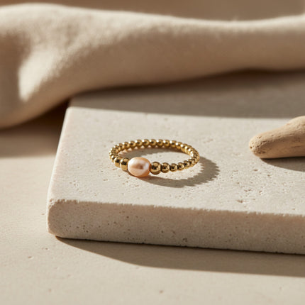Bague flexible en or avec perle d'eau douce rose pâle, fabriquée à la main par LeJu.