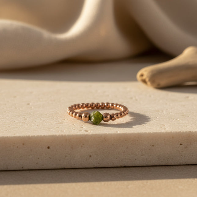 Bague flexible en or rose de LeJu avec billes et une tourmaline brute, taille unique.