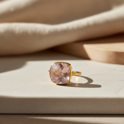 Bague horizons boutique en argent sterling 925 plaqué or 18 carats avec un cristal de quartz rose de 12 mm taillé en coussin.