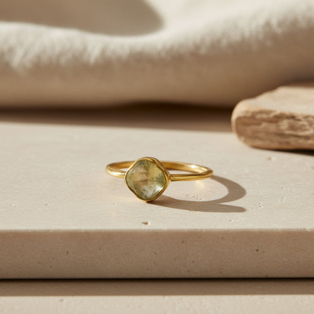 Bague Harlekin Goldie de horizons boutique en argent sterling 925 plaqué or 18 carats avec cristal de quartz doré rutile taille coussin.