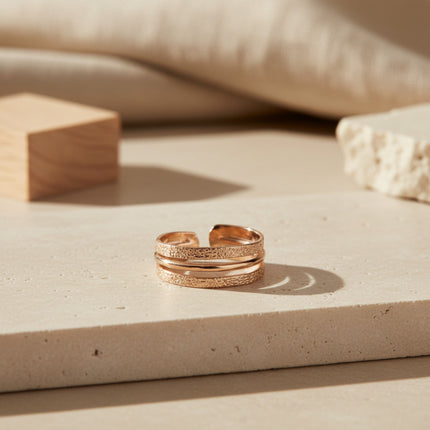 Bague réglable dorée rose à 3 anneaux texturés, fabrication artisanale grecque par Catherine Bijoux.