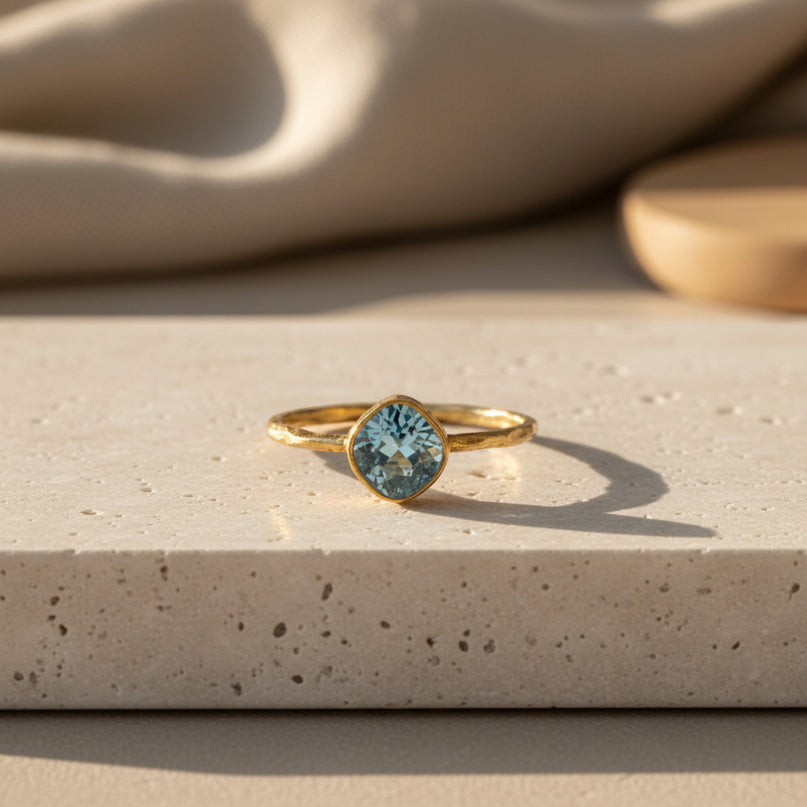 Bague Harlekin Bleu en argent sterling 925 plaqué or 18 carats avec topaze bleue taille coussin carrée de 6 mm par horizons boutique.