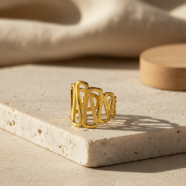 Bague large réglable en or 24 carats, motif vagues ajourées, fabrication artisanale grecque par Catherine Bijoux.