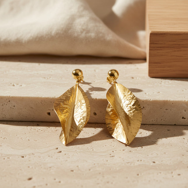 Boucles d'oreilles pendantes dorées en argent sterling 925 plaqué or 18 carats, forme de feuilles croisées martelées à la main, 5.6 cm de long.
