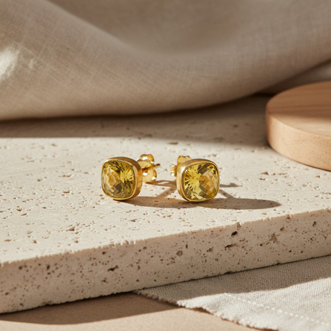 Horizons Boutique Boucles d'oreilles Carré Gold en argent sterling 925 plaqué or 18 carats avec cristal de citrine taille 6x6 mm.