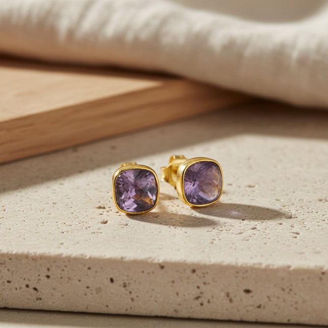 Horizons Boutique : Boucles d'oreilles clous carrées en argent 925 plaqué or 18 carats avec améthyste facettée.