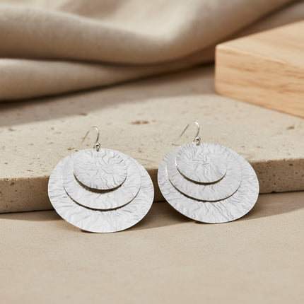 Boucles d'oreilles Plumetti horizons boutique en argent sterling 925, trois ronds superposés martelés à la main, finition texturée.