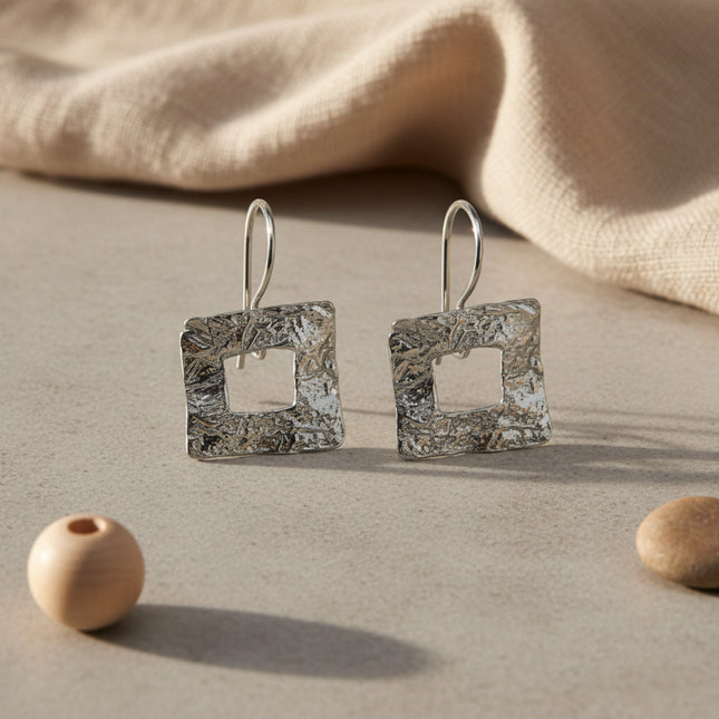 Boucles d'oreilles contour carré texturées en argent de Catherine Bijoux, fermoir à cliquet, fabrication artisanale grecque.