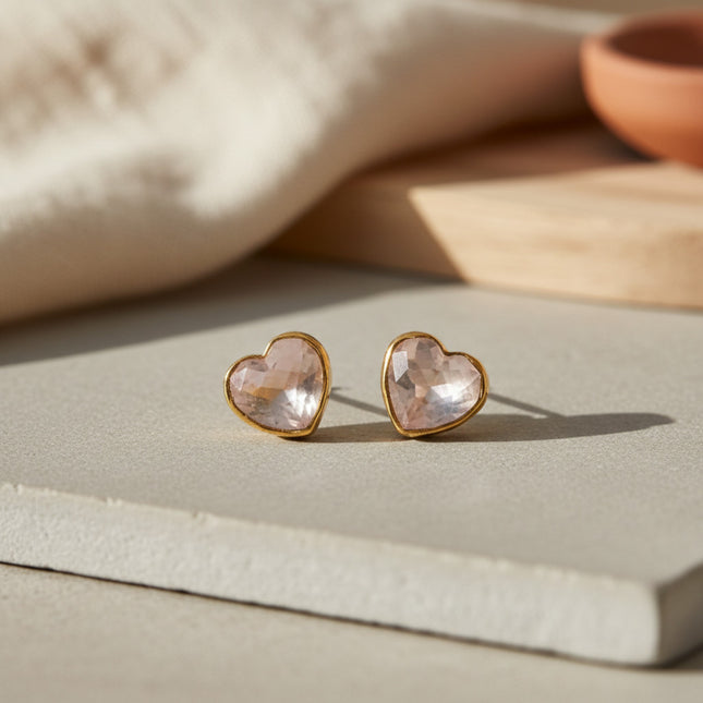 Boucles d'oreilles Cœur Rose Cahana en argent sterling 925 plaqué or 18 carats avec cristal de quartz rose 8 mm, par horizons boutique.