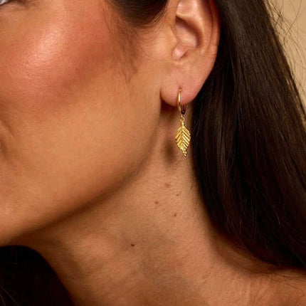 Boucles d'oreilles créoles horizons boutique en laiton plaqué or 18 carats avec pendentif feuille texturé