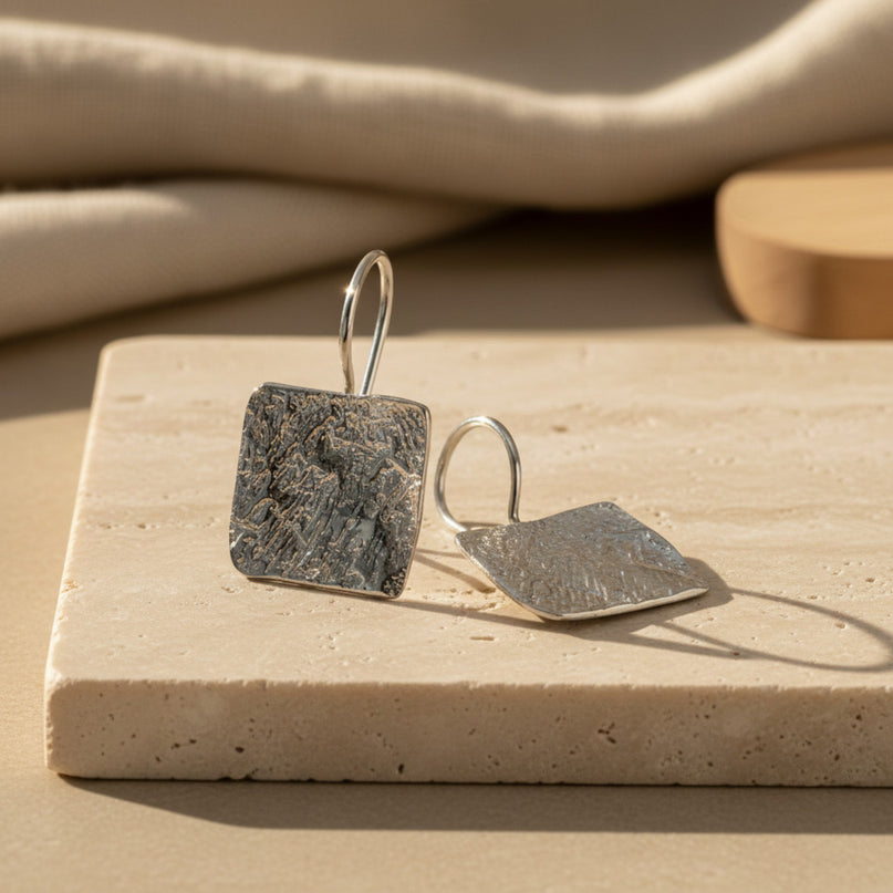 Boucles d'oreilles Catherine Bijoux en argent, forme écu carré texturé, fermoir à cliquet. Design artisanal grec.