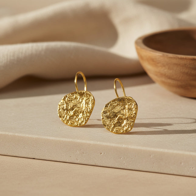 Boucles d'oreilles écu rond dorées texturées, fermoir cliquet, fabrication artisanale grecque par Catherine Bijoux.