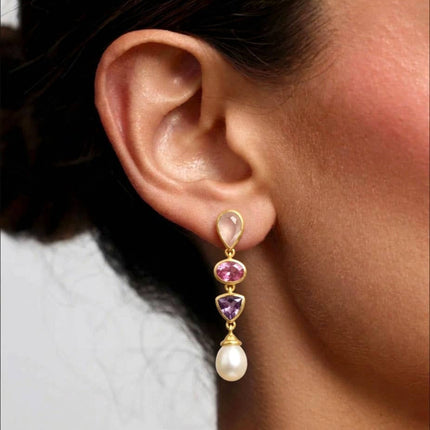 Boucles d'oreilles longues horizons boutique Griselda en laiton plaqué or 18k avec perle, rhodolite et quartz rose