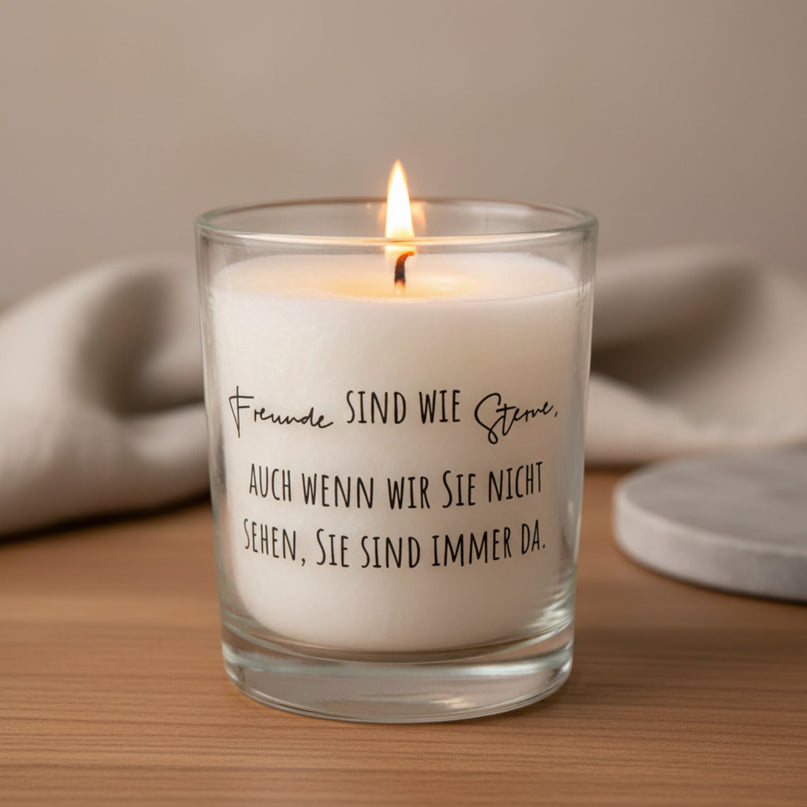 Bougie décorative en stéarine végétale ivoire de Herzog Kerzen dans un verre avec citation en allemand, ambiance chaleureuse.