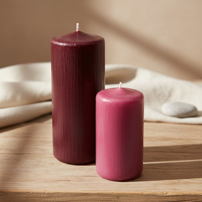 Bougies cylindriques Herzog Kerzen bordeaux et rose, artisanales suisses, finition brillante.