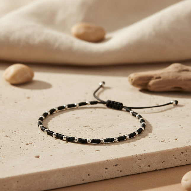 Bracelet fin argent tissé main pour homme, avec perles d'argent et fil noir, ajustable. Fabrication artisanale colombienne par LeJu.