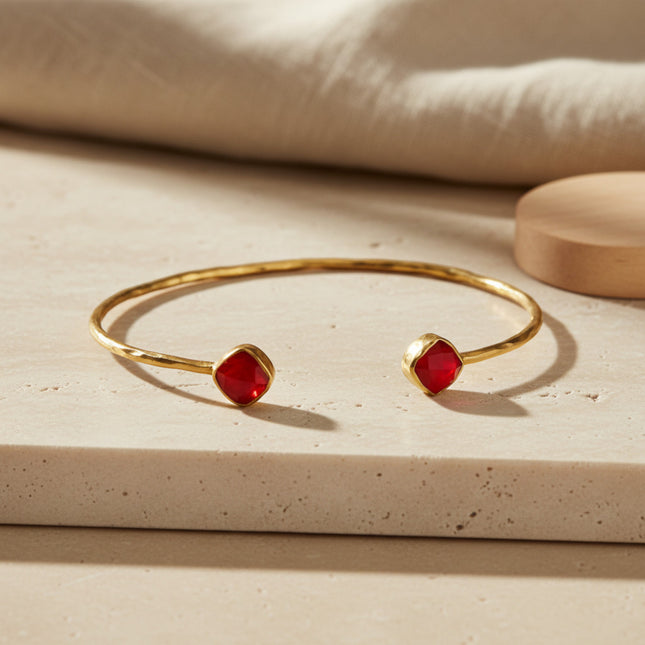Bracelet ouvert en argent sterling 925 plaqué or 18 carats, orné de deux cristaux de cornaline rouge facettés, par Horizons Boutique.