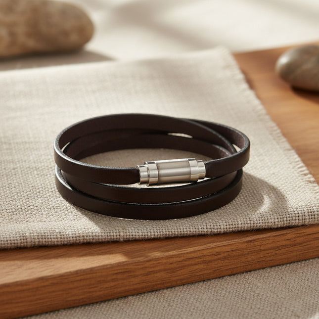 Bracelet horizons boutique en cuir de vachette marron chocolat, 3 tours, fermoir magnétique en acier inoxydable brossé.