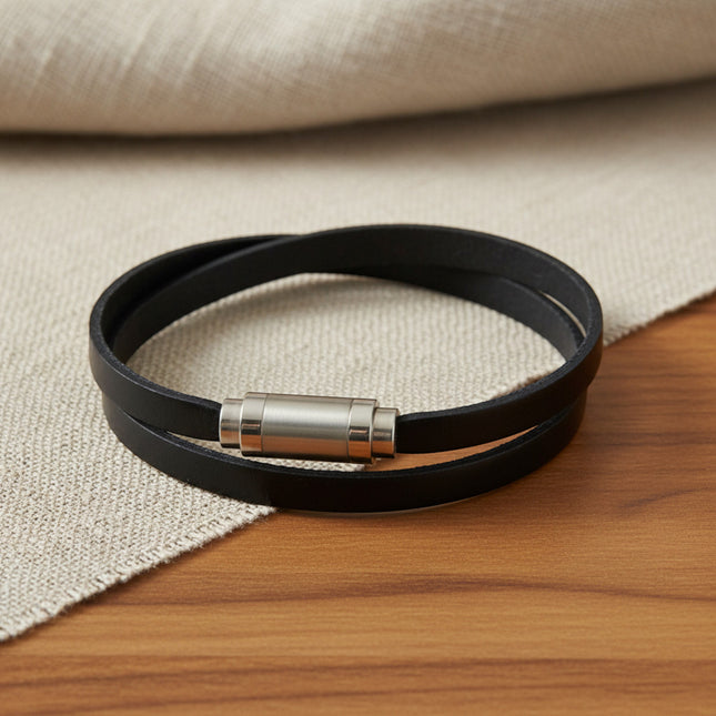Bracelet horizons boutique en cuir noir à 3 tours avec fermoir magnétique en acier inoxydable brossé.