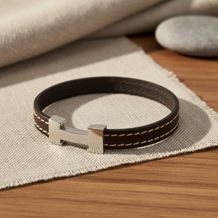 Bracelet CHIC Piqué Choco en cuir de vachette marron avec surpiqûres blanches et fermoir magnétique en acier inoxydable argenté. Taille 19 cm.