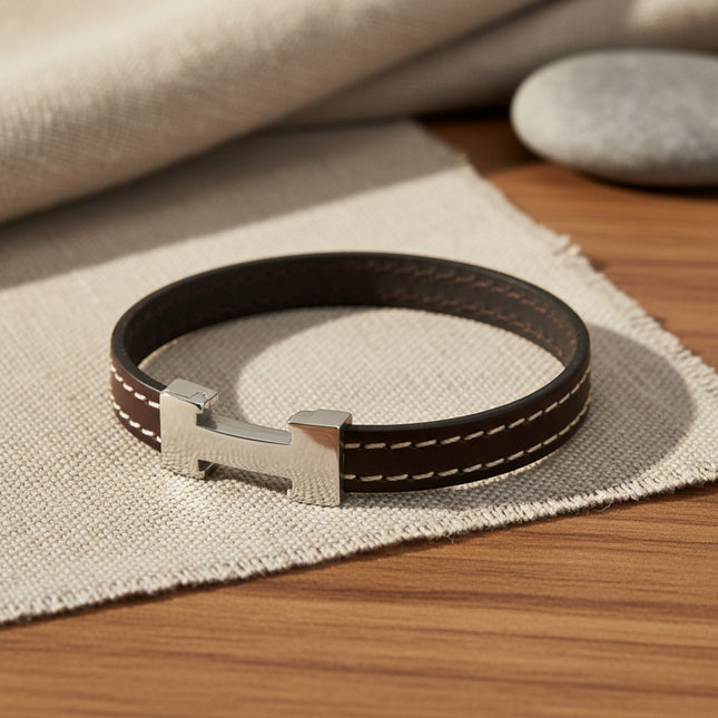 Bracelet CHIC Piqué Choco en cuir de vachette marron avec surpiqûres blanches et fermoir magnétique en acier inoxydable argenté. Taille 19 cm.