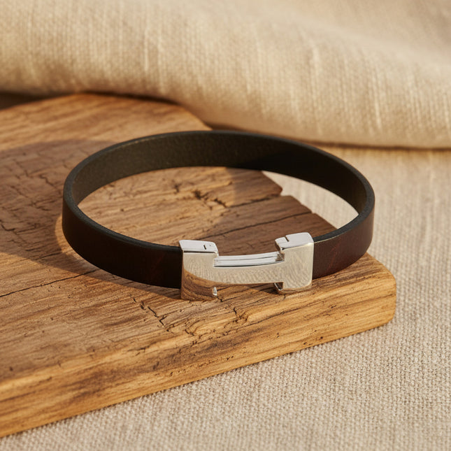 Bracelet CHIC Single Choco en cuir de vachette marron avec fermoir magnétique en acier inoxydable de la marque horizons boutique.