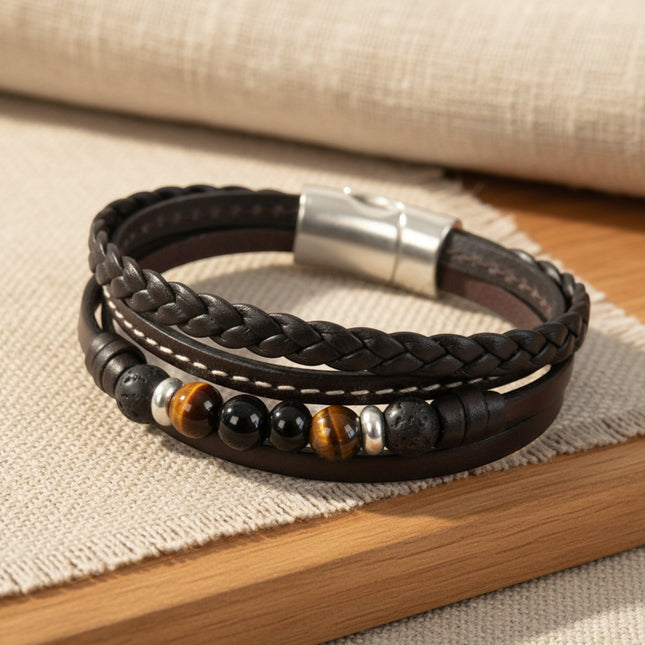 Bracelet manchette horizons boutique en cuir chocolat tressé et lisse, avec pierres d'œil de tigre, d'onyx, de lave et fermoir magnétique argenté.