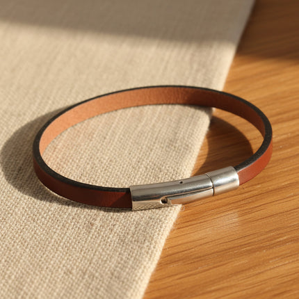 Bracelet horizons boutique en cuir de vachette cognac à fermoir acier inoxydable, largeur 0.5 cm, taille unique 19 cm.