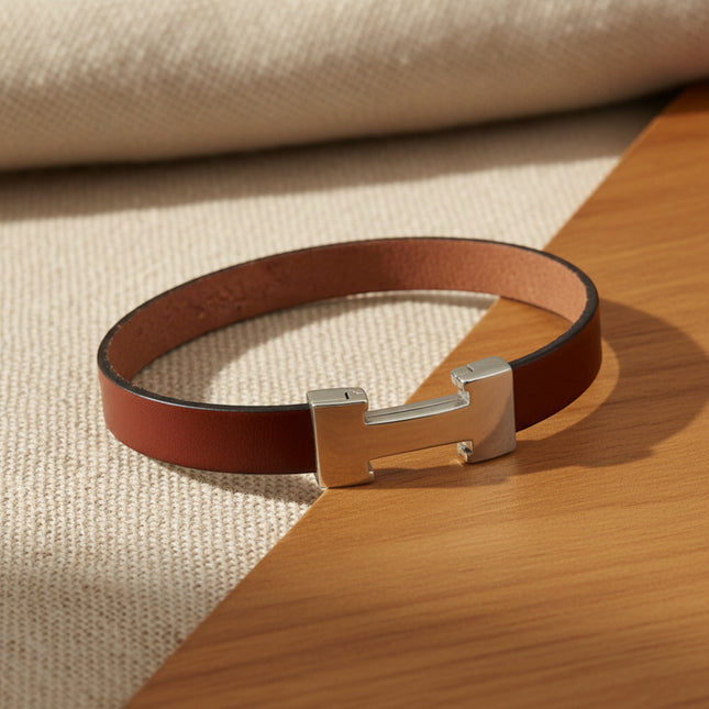 Bracelet CHIC Single Cognac en cuir de vachette avec fermoir magnétique en acier inoxydable, taille unique 19 cm, par horizons boutique.