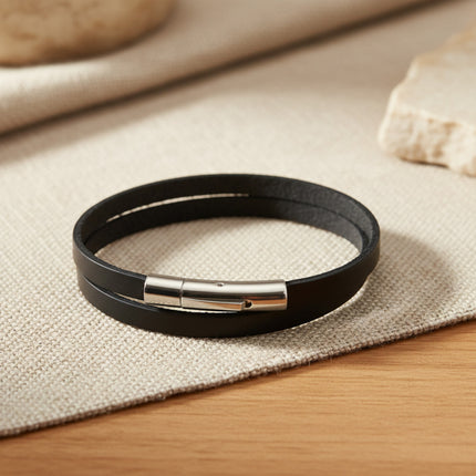 Bracelet horizons boutique en cuir noir à trois tours avec fermoir en acier inoxydable. Style sportif et classe.
